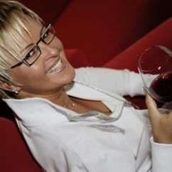 Stimmungsbild Gast mit Wein.jpg